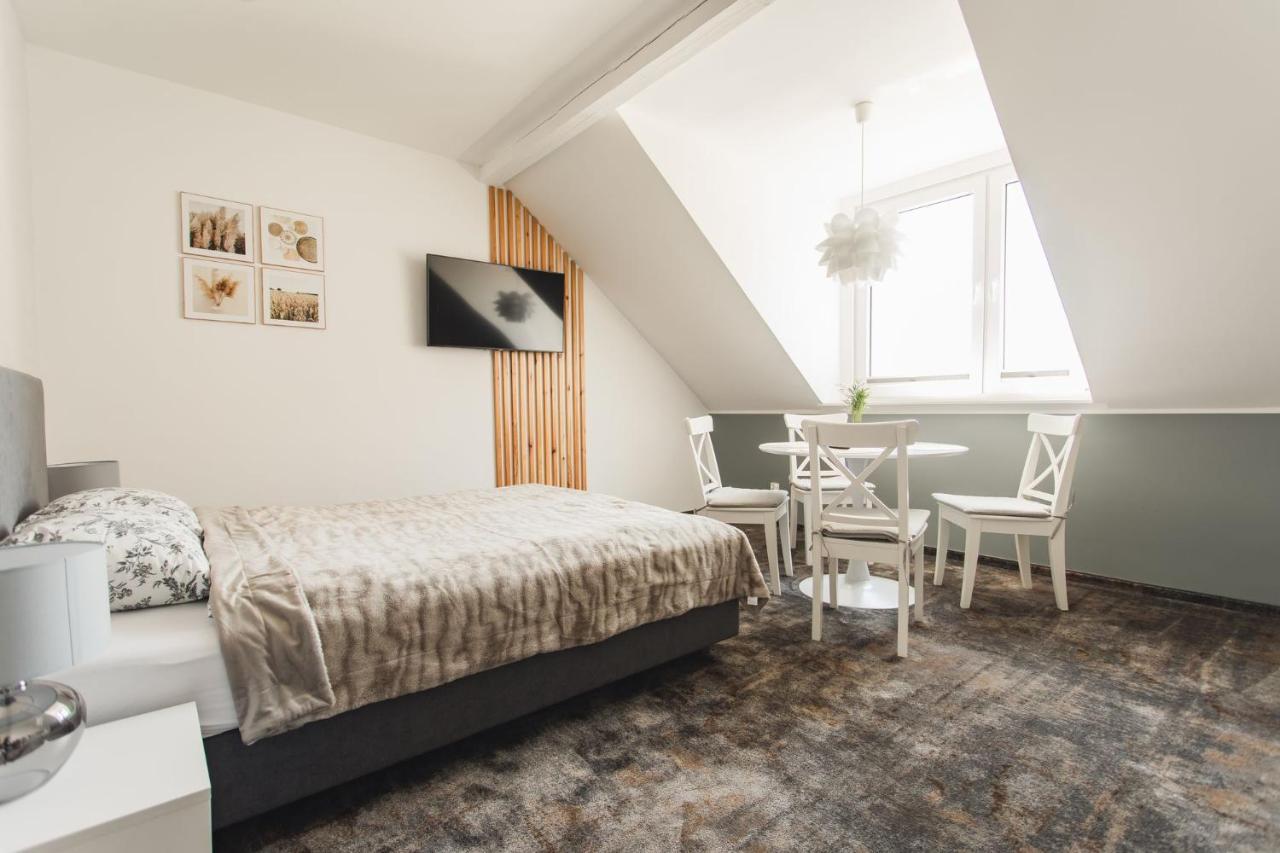 Livin Leba Hotel Екстериор снимка